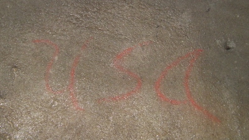 赤山地下壕内の壁面に描かれたUSAの朱文字